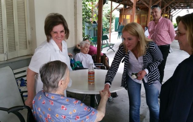 Η Ρένα Δούρου πάντα κοντά στους ανθρώπους που έχουν ανάγκη