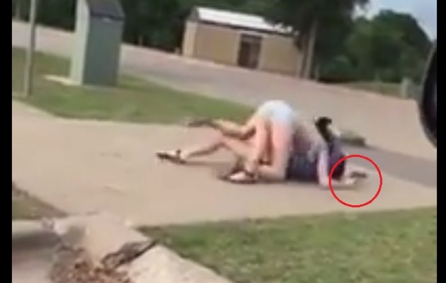 Έφηβες πιάνονται στα χέρια και η μία τραβάει πιστόλι (βίντεο)