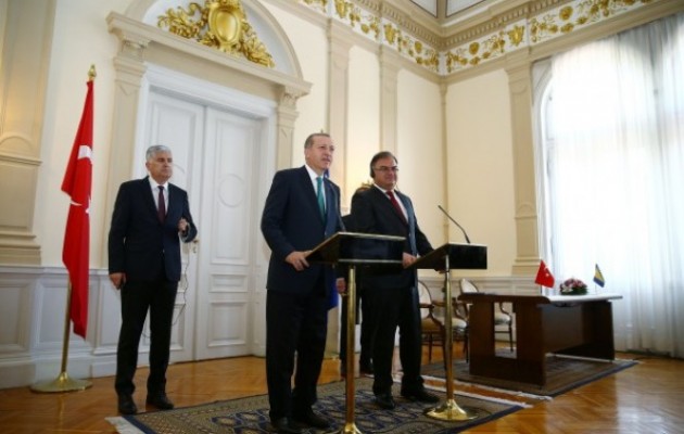 Ο Ερντογάν στη Βοσνία το έπαιζε σουλτάνος μοιράζοντας… πενταροδεκάρες