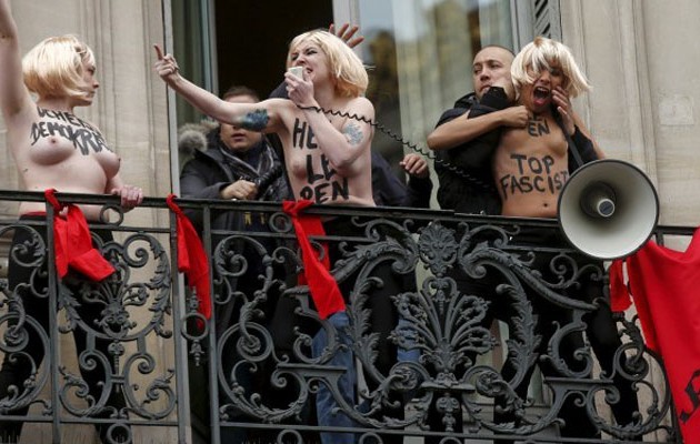 Γυμνόστηθες Femen φωνάζοντας “Χάιλ Χίτλερ” κατέστρεψαν τη φιέστα της Λεπέν (βίντεο)