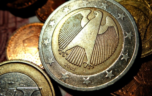 Telegraph: Η Γερμανία απειλεί το ευρώ και πρέπει να τιμωρηθεί!