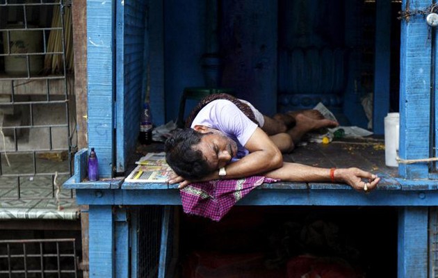 Aπίστευτο: «Λιώνουν» οι δρόμοι από τον καύσωνα στη Ινδία (φωτογραφία)