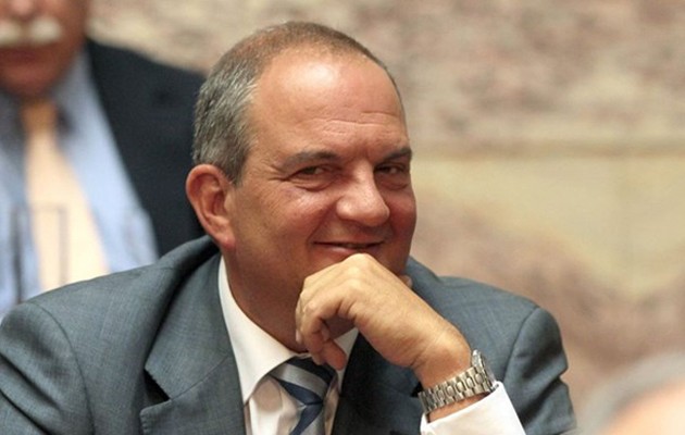 Δείτε γιατί “βούλιαξε” από κόσμο το γραφείο του Καραμανλή… (φωτογραφίες)