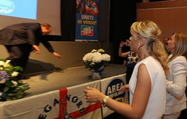 Δείτε την επική τούμπα του Σίλβιο Μπερλουσκόνι (βίντεο)