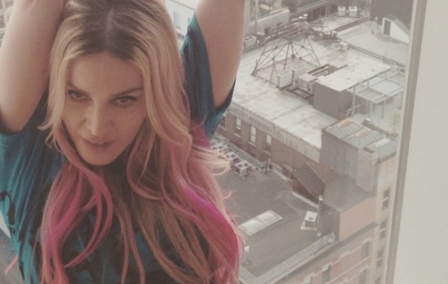 Η 56χρονη Μαντόνα έβαψε τα μαλλιά της ροζ και κάνει την έφηβη!