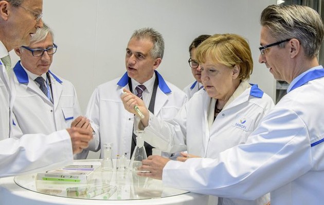 Δείτε την Μέρκελ τώρα και σε ρόλο… φαρμακοποιού (φωτογραφίες)