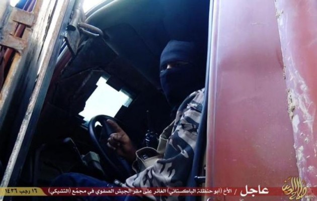 Ισλαμικό Κράτος: Βομβιστής αυτοκτονίας φωτογραφίζεται πριν ανατιναχτεί