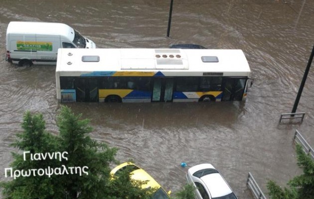 Ποτάμι κανονικό έγινε η Οδός Πειραιώς στον Ταύρο (φωτογραφίες)