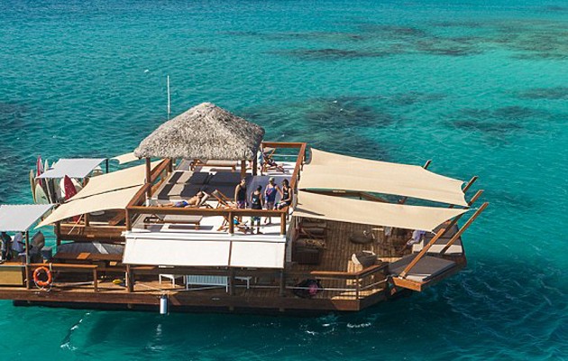 Πιτσαρία στη… μέση του ωκεανού (φωτογραφίες)