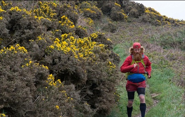 Δεν υπάρχει ο τύπος!  Διέσχισε 1.600 χ.λμ. κολυμπώντας, τρέχοντας και κάνοντας ποδήλατο! (φωτογραφίες)