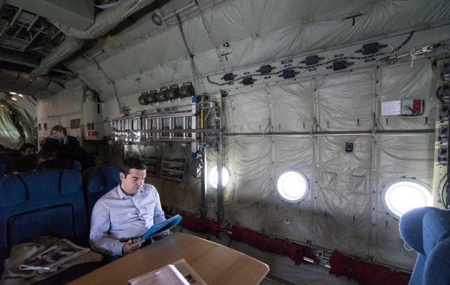 Ο Αλέξης Τσίπρας στο C-130 έτοιμος για… πόλεμο με τους Θεσμούς; (φωτογραφίες)