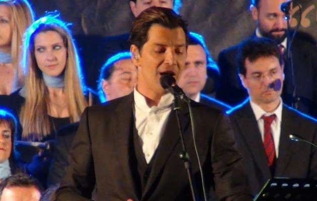 Δείτε τον Σάκη Ρουβά να… εκτελεί το Άξιον Εστί (βίντεο)