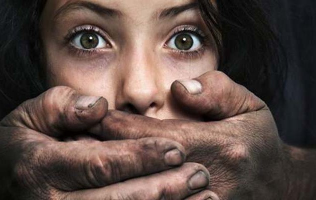 Έπιασαν παιδεραστή στα «πράσα» με δύο κορίτσια σε πλατεία του Πειραιά