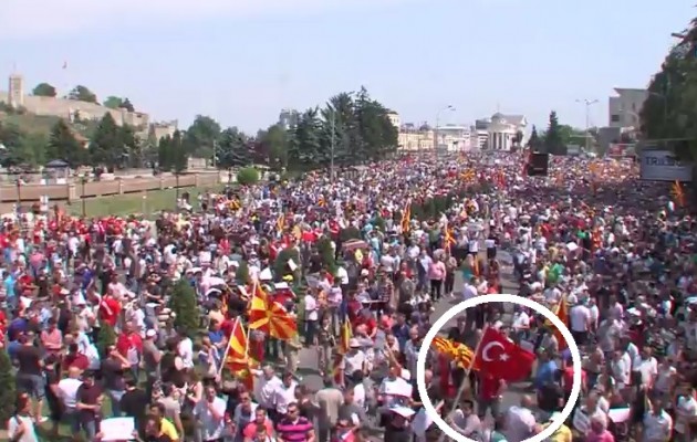 LIVE: Χιλιάδες διαδηλώνουν στα Σκόπια εναντίον του Γκρουέφσκι (βίντεο)
