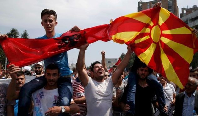 Ανησυχία στα Σκόπια από τις δηλώσεις Ροχραμπάτσερ περί διαμελισμού τους