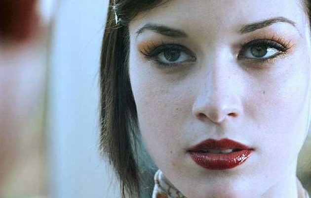 Διάσημη πορνοστάρ πίνει ρακή στα Εξάρχεια