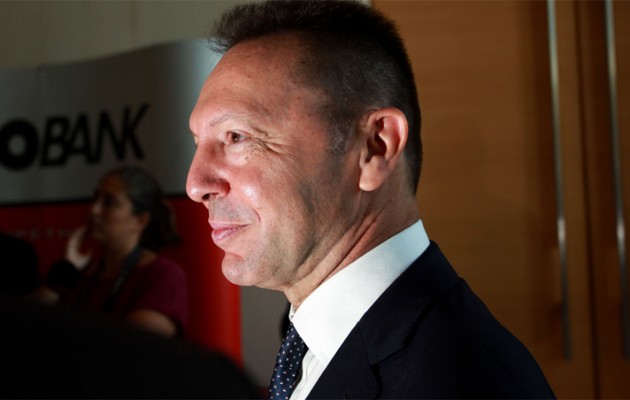 Ο Στουρνάρας καλύπτει τις… τρύπες των καναλαρχών