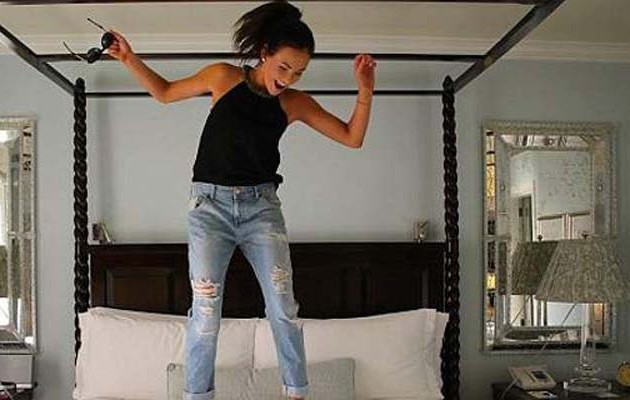 Πληρώνεται για να ταξιδεύει μόνη της στον κόσμο (φωτογραφίες)