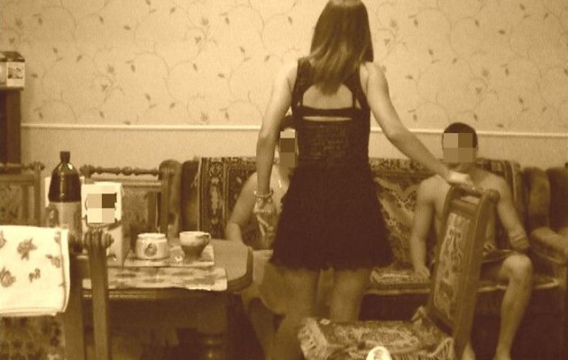 Κατέγραψε τη γυναίκα του να το “κάνει” με δύο άνδρες αλλά οι εικόνες είναι… θολές!