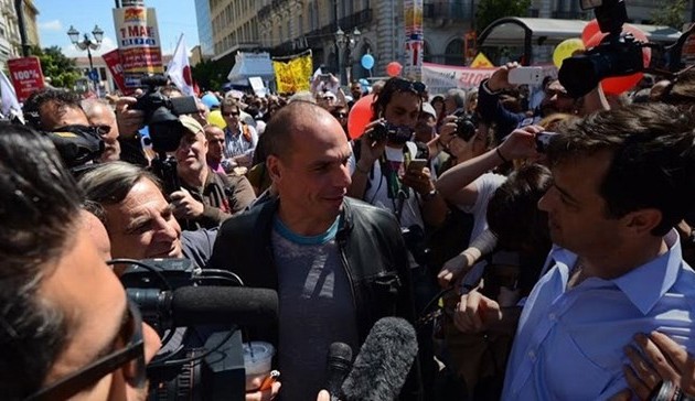 “Γιάνη σε αγαπάμε” φώναζαν έξαλλες θαυμάστριες στον Βαρουφάκη στη διαδήλωση