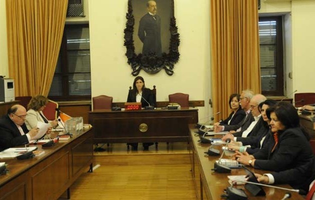 Ποιους πρότειναν τα κόμματα για μάρτυρες στην Εξεταστική για τα μνημόνια