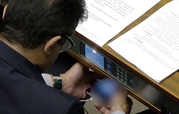 Συζητούσαν για τις μεταρρυθμίσεις και εκείνος έβλεπε πορνό στο κοινοβούλιο