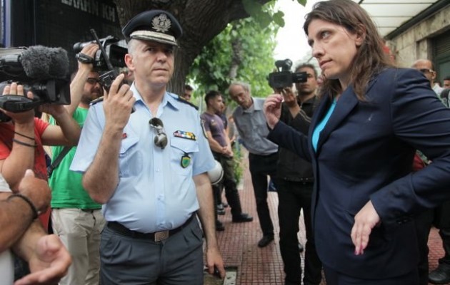 Η Ζωή κατσάδιασε αστυνομικούς που απέκλεισαν τη Βουλή (βίντεο)