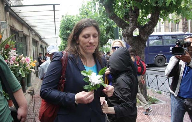 Άνδρας πρόσφερε γαρδένια στη Ζωή στη μέση του δρόμου! (φωτογραφία)