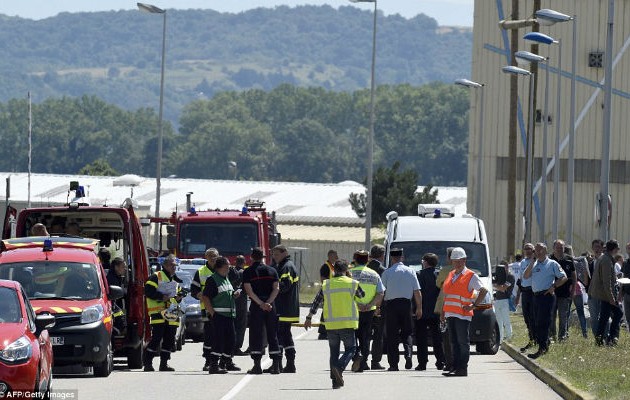 Τρομο-σοκ στη Γαλλία: Τζιχαντιστής αποκεφάλισε έναν άνδρα (φωτογραφίες)
