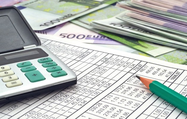 Όριο στις τραπεζικές αναλήψεις… μετρητά χωρίς όριο στα ταμεία των ΔΟΥ!