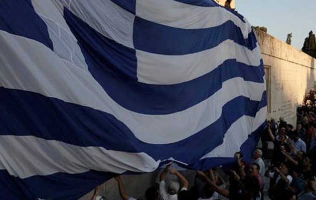 Επίθεση αντιεξουσιαστών με ρίψη φωτοβολίδων στους διαδηλωτές στο Σύνταγμα