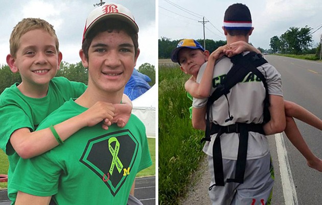 Κουβάλησε στη πλάτη του για 91 χιλιόμετρα τον άρρωστο αδελφό του (φωτογραφίες)