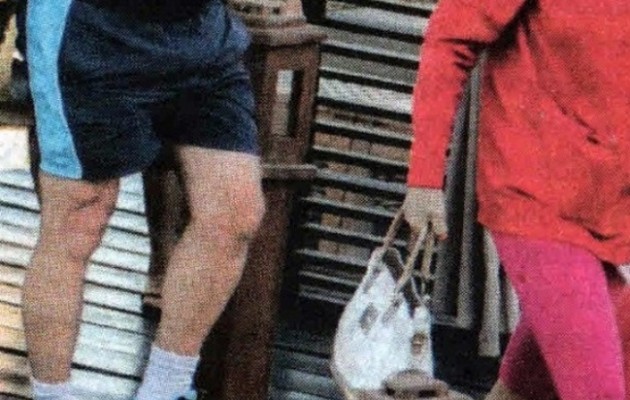 Έλληνας πολιτικός κυκλοφορεί “γυφτέξ” στη Μύκονο με μαγιό, κάλτσα και αθλητικό!