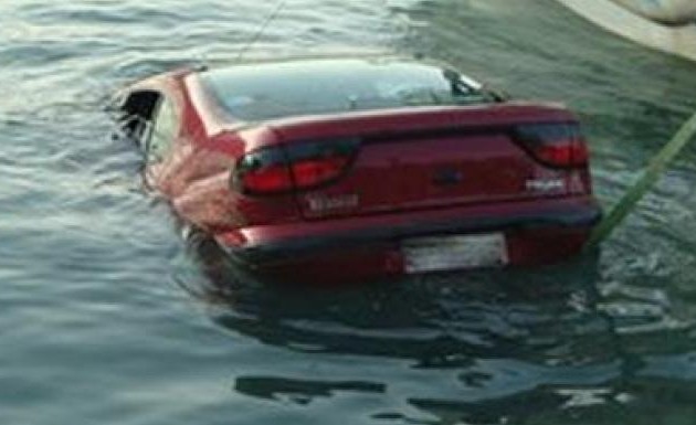 Νεκρός οδηγός από πτώση ΙΧ  στο λιμάνι της Ραφήνας