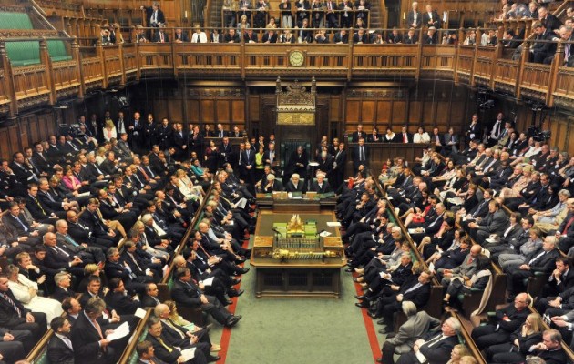 Πώς διαμορφώθηκαν οι ΚΟ στη βρετανική Βουλή μετά τις ανεξαρτοποιήσεις βουλευτών