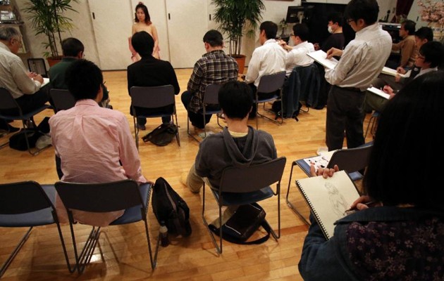 Παρθένοι πάνε σε σχολή για να μάθουν πώς είναι οι γυναίκες (φωτογραφίες)