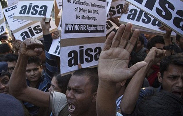 Συγγενείς βιάζουν ομοφυλόφιλους στην Ινδία για να γίνουν στρέιτ!