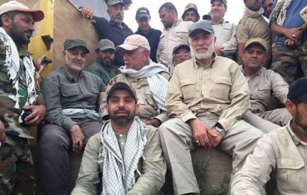 Ο Ιρανός στρατηγός Σολεϊμάνι «ποζάρει» με τους Ιρακινούς πολιτοφύλακες