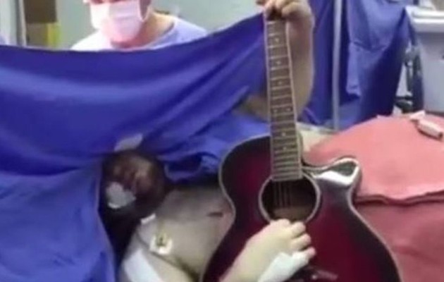 Απίστευτο: Παίζει κιθάρα ενώ χειρουργείται στον εγκέφαλο!