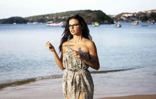 Adriana Lima: Είναι κόλαση ακόμα και με… γυαλιά! (φωτογραφίες)