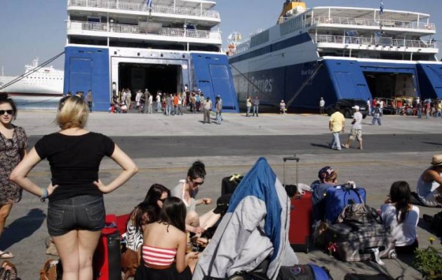 Τα πλοία της γραμμής αδυνατούν να μεταφέρουν πρόσφυγες και τουρίστες