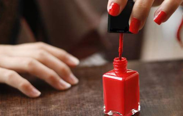 Ψάχνεις για δουλειά; Εταιρεία δίνει 48.000 ευρώ για να δοκιμάζεις βερνίκια νυχιών!