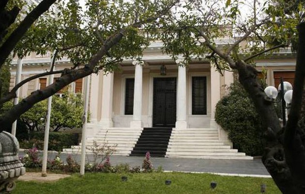 Το Μαξίμου σαρκάζει Κουμουτσάκο: «Μαζί με την αγωγή προσκόμισε και τα τιμολόγια»