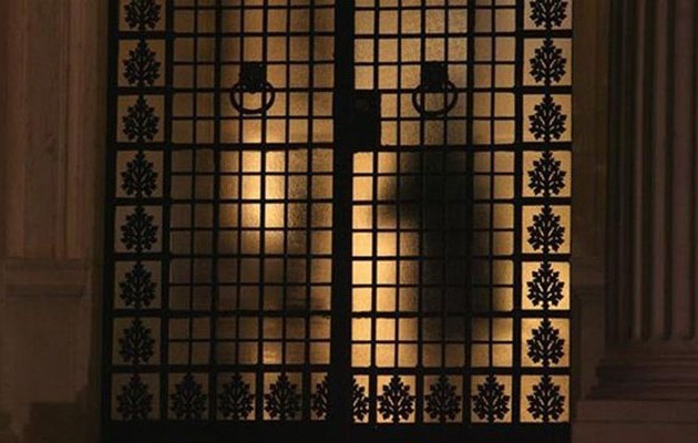 Νίκος Καραχάλιος: «Σε περικυκλώνει ήδη Μαύρο Φως… Πέφτουν οι τίτλοι του τέλους…»