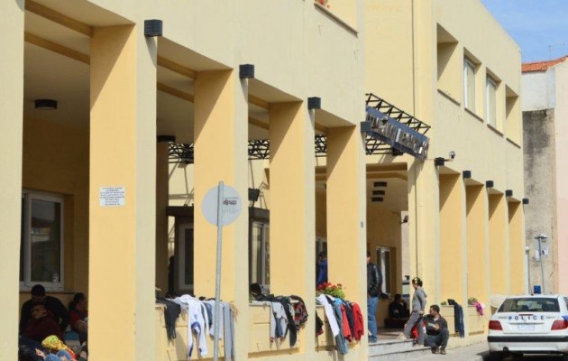 Αστυνομικοί καθάρισαν τον καταυλισμό μεταναστών της Χίου