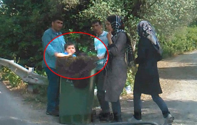Μετανάστες βάζουν τα παιδιά τους σε σκουπιδοτενεκέδες (βίντεο)