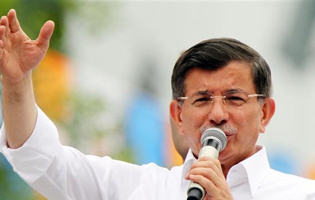 Παραιτήθηκε ο Νταβούτογλου μετά το εκλογικό σοκ