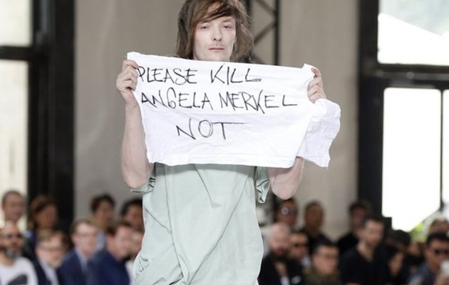 Διαμαρτυρία πάνω στην πασαρέλα:  “Παρακαλώ σκοτώστε την Μέρκελ”