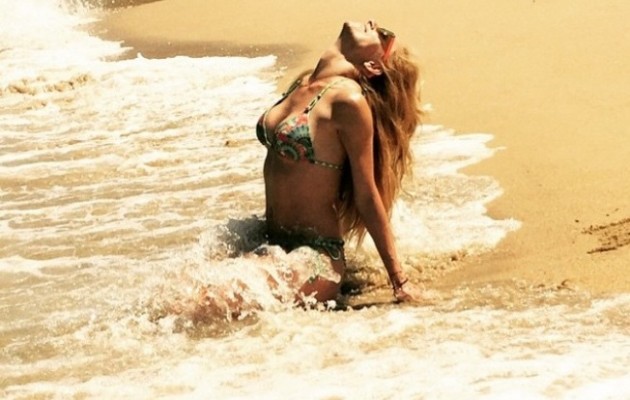 Η Ντορέττα Παπαδημητρίου αφήνει το σμιλευμένο της κορμί στα κύματα (φωτογραφίες)