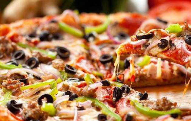 Διαβάστε πώς αγόρασε σπίτι με μια… πίτσα! (φωτογραφίες)